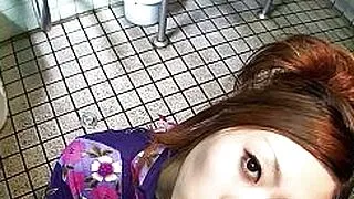 Geleneksel Japon genç geyşaları Japonya'da bir yabancıya yardım ediyor ve halka açık bir tuvalette sansürsüz oral seks yapıyor.