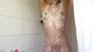 Asyalı kız seksi bir duş alıyor.